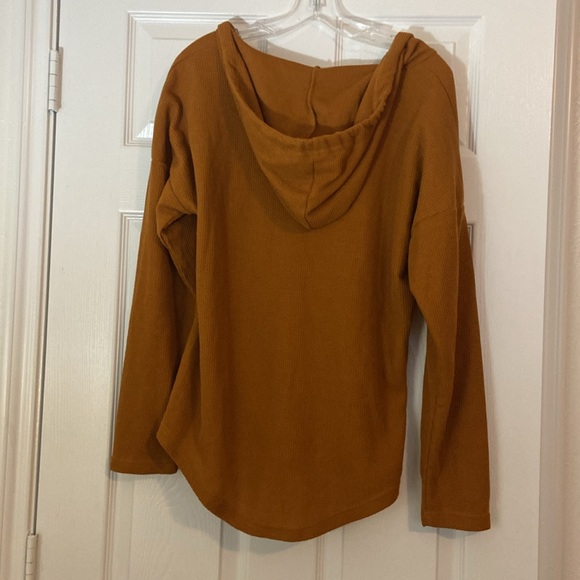 Hooded top for fall season - Picture 3 of 3